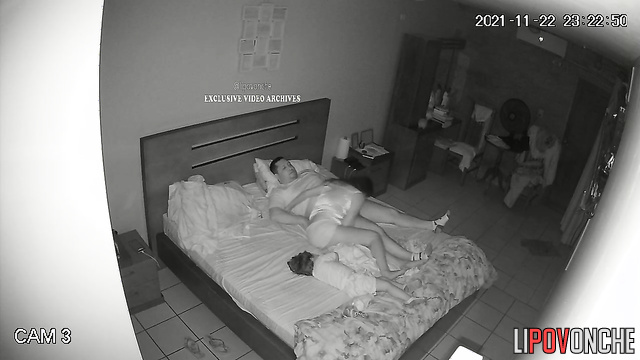 Fat man fucked a skinny brunette in the bedroom / night video