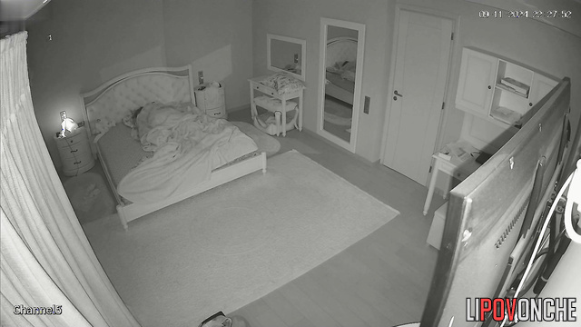 Guy using all her holes what he likes (bedroom porn)