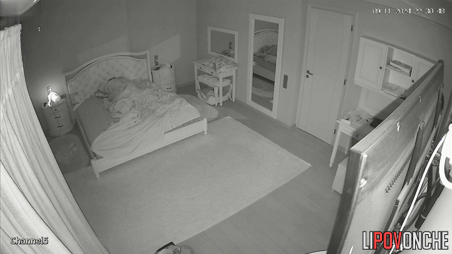Guy using all her holes what he likes (bedroom porn)