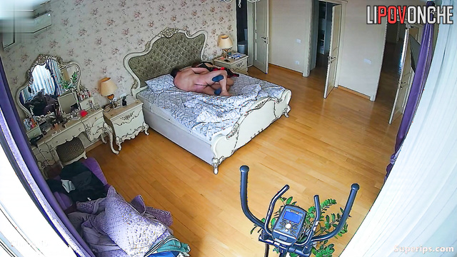 Couple fucking in the huge luxury bedroom (hidden video)