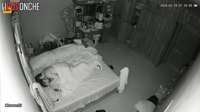 This couple wants to cum at the same time / bedroom porn