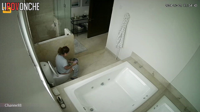 Relative watching her peeing right now, bathroom video