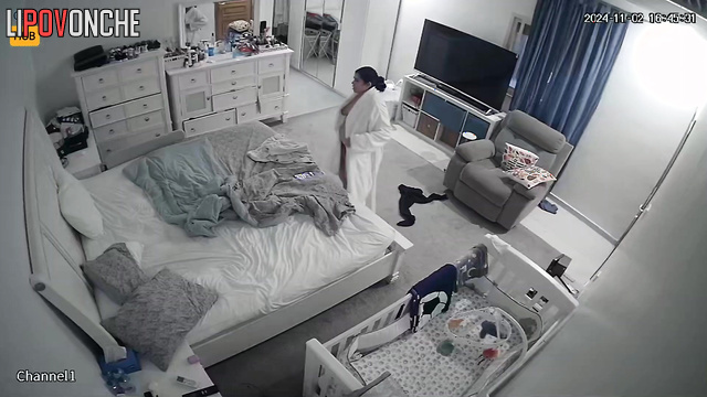 Naked chubby brunette drying her hair - live video