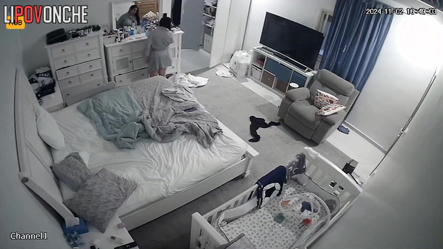 Naked chubby brunette drying her hair - live video