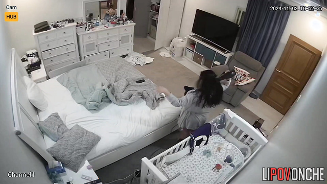 Naked chubby brunette drying her hair - live video