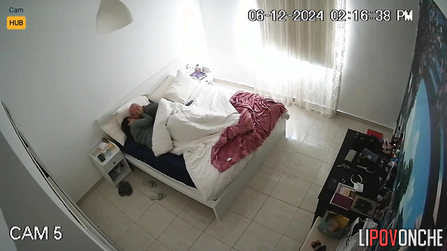 Bald guy versus big beauty woman (cool bedroom video)