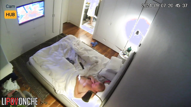 Spouses watching tv absolutely naked - bedroom video