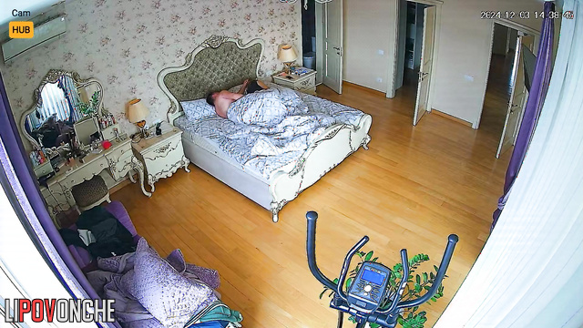 He quickly fucked her and went to work (home video)