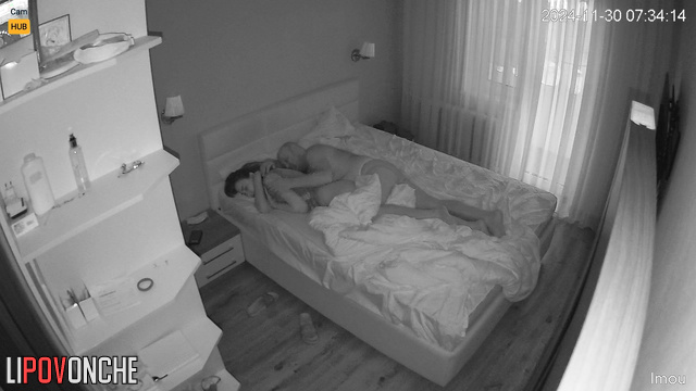 Bald lover entering her sweet (video from their bedroom)