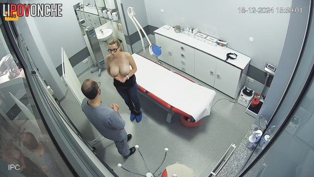 Doctor finds it hard to concentrate next to such busty hottie