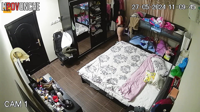 Her fucker will arrive any minute - bedroom live