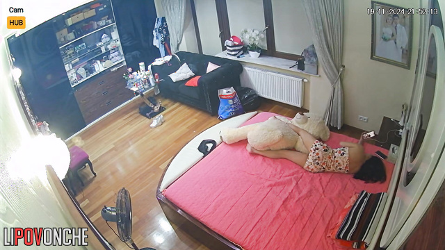 Poles take nude photos on the bed - hot hidden scene