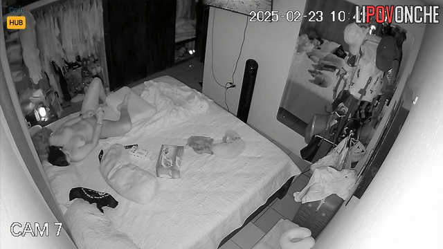 A seductive Costa Rican woman brought herself to orgasm while chatting with her lover