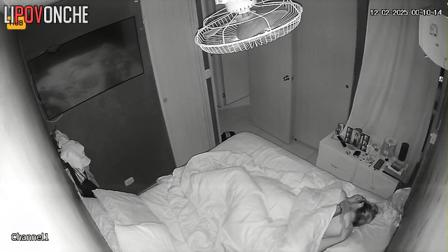 Woken up by her excited husband, a curvy beauty impales herself on his hot, long cock