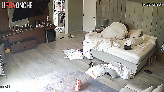 They plan to spend the whole day in bed (hidden video)