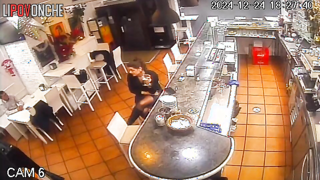 Waitress making her boss blowjob in a closed restaurant