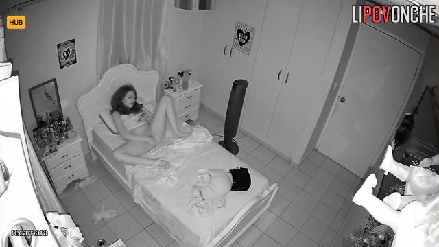 Young Panamanian student plays with her pussy while talking on the phone