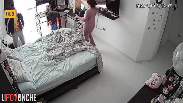 Peruvian wife loves fucking without taking her eyes off the phone