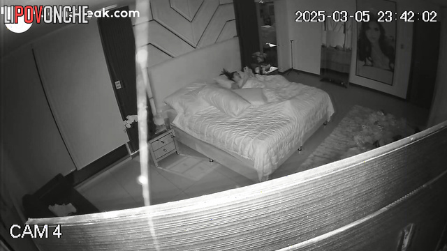 The lover didn't show up, so the girl had to bring herself to orgasm with her own hands