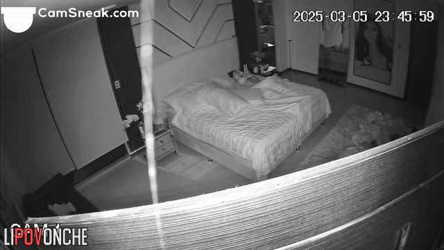 The lover didn't show up, so the girl had to bring herself to orgasm with her own hands
