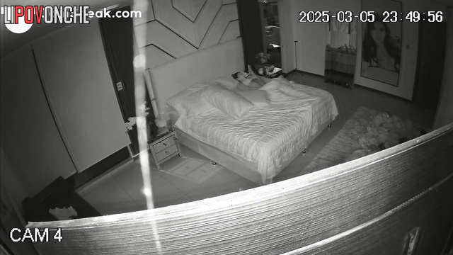 The lover didn't show up, so the girl had to bring herself to orgasm with her own hands