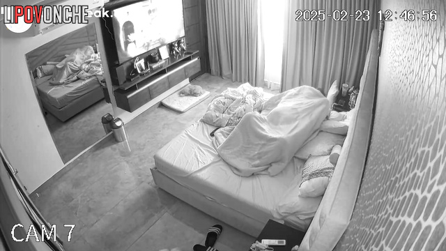 The husband did not let his wife make the bed and began to tease her breasts