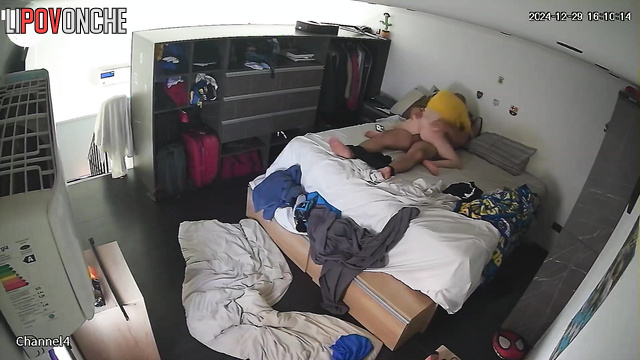 Young people are never bored together, hidden video
