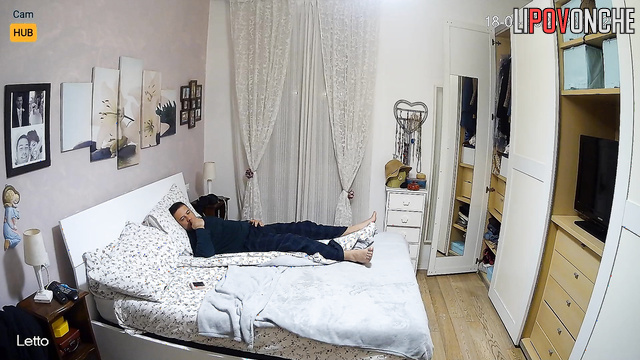 The husband was bored in bed, but the naked skinny wife demanded to get laid