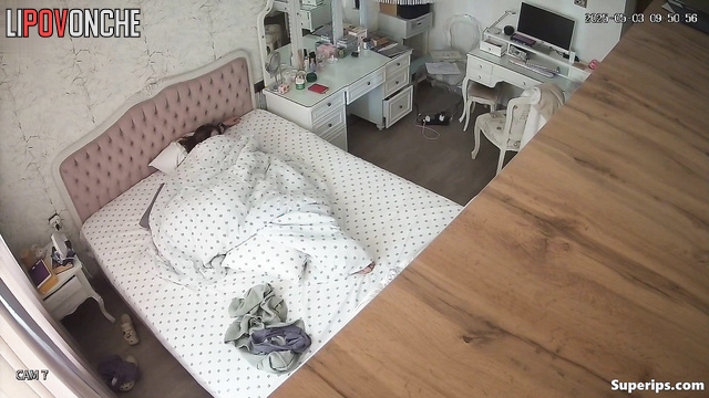 Waking up a sexy brunette gave herself an orgasm instead of morning exercise