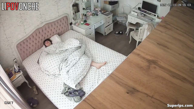 Waking up a sexy brunette gave herself an orgasm instead of morning exercise