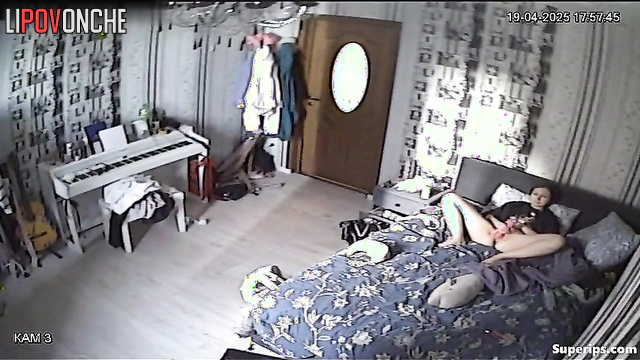 A young teenage girl gave herself a quick orgasm as a good vacation