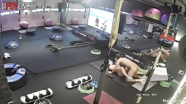 Lady seduced her sweaty boyfriend right in the gym