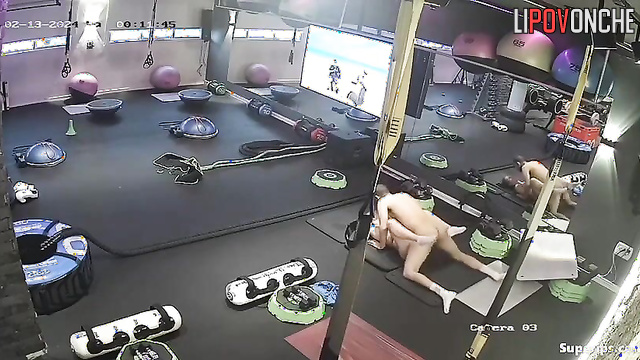 Lady seduced her sweaty boyfriend right in the gym