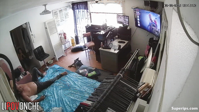 Lazy husband brought his chubby wife to an intense orgasm with his thick fingers