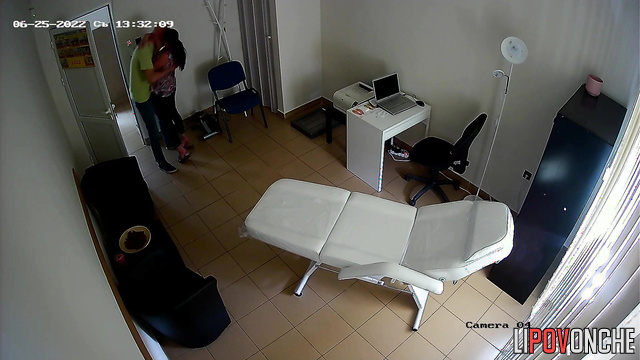 Colleagues is going to fuck right on the massage couch