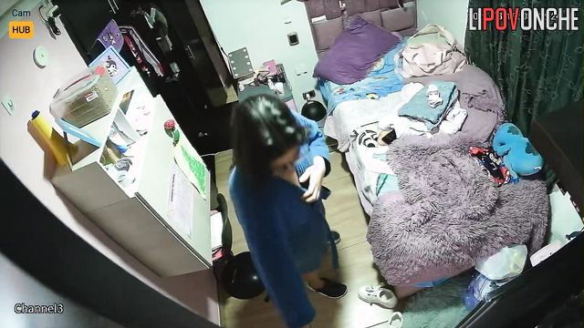 A curvaceous Colombian student accidentally showed her large rear end on video