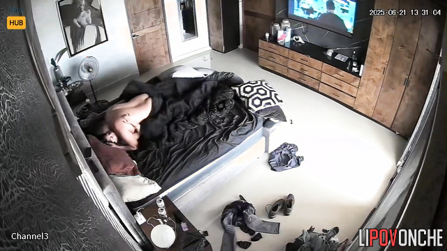 They kissing and fucking to their favorite TV series