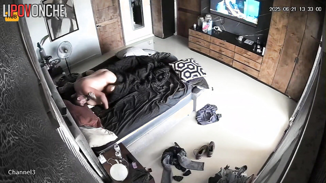 They kissing and fucking to their favorite TV series