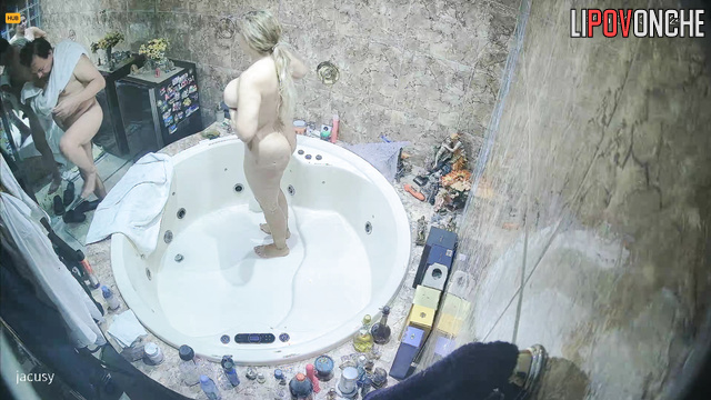 Wife making blowjob in a huge jacuzzi (hidden cam)