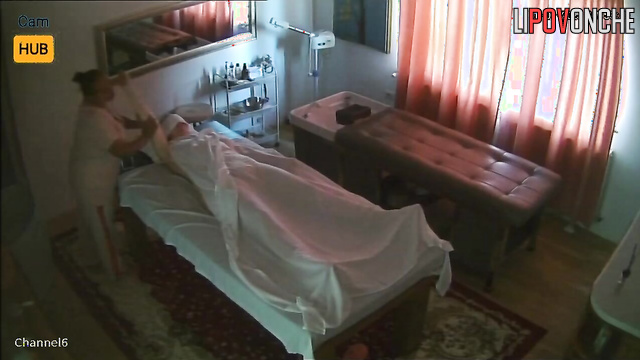 Chubby woman got a naked massage, look (public cam)