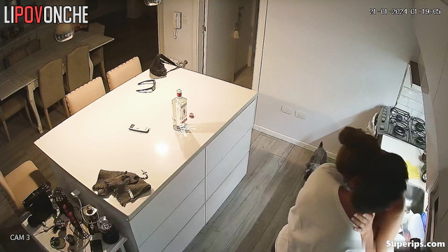 The red-haired girl's hot pussy was licked right on the kitchen table