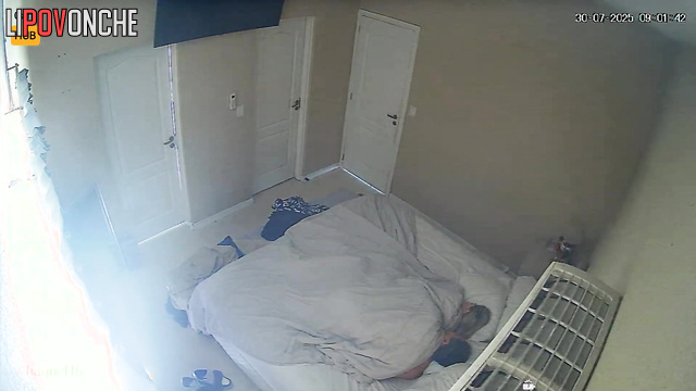 Couple kissing and fucking in missionary at the same time