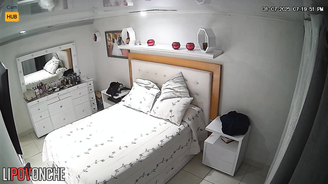 He got down on all fours to satisfy his wife, bedroom cam