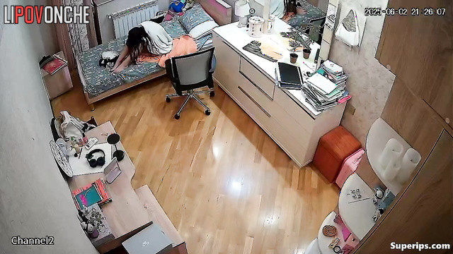Schoolgirl texting with her boyfriend naked after bath