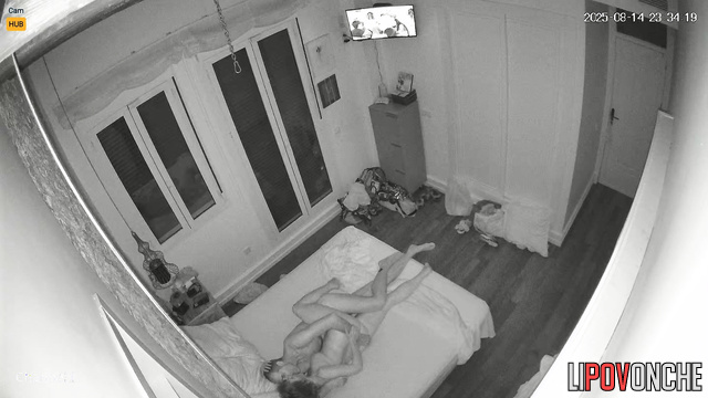 Naked couple didn't notice the small cam watching them from the corner