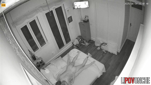 Naked couple didn't notice the small cam watching them from the corner