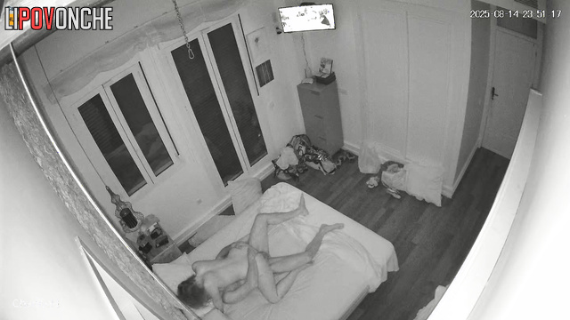 Naked couple didn't notice the small cam watching them from the corner