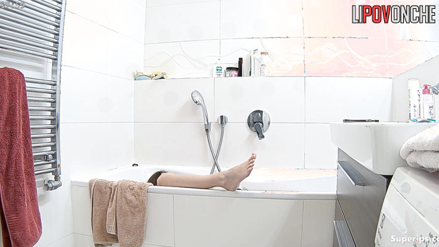 Young lady cumed twice with her fingers, bathroom video
