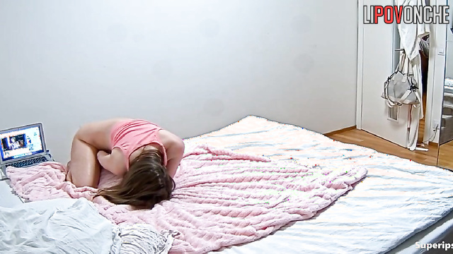 She called her boyfriend and started masturbating (virtual sex)