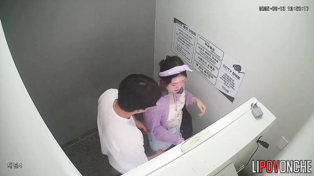 Hot oral sex in a public place (they are not afraid of anything)